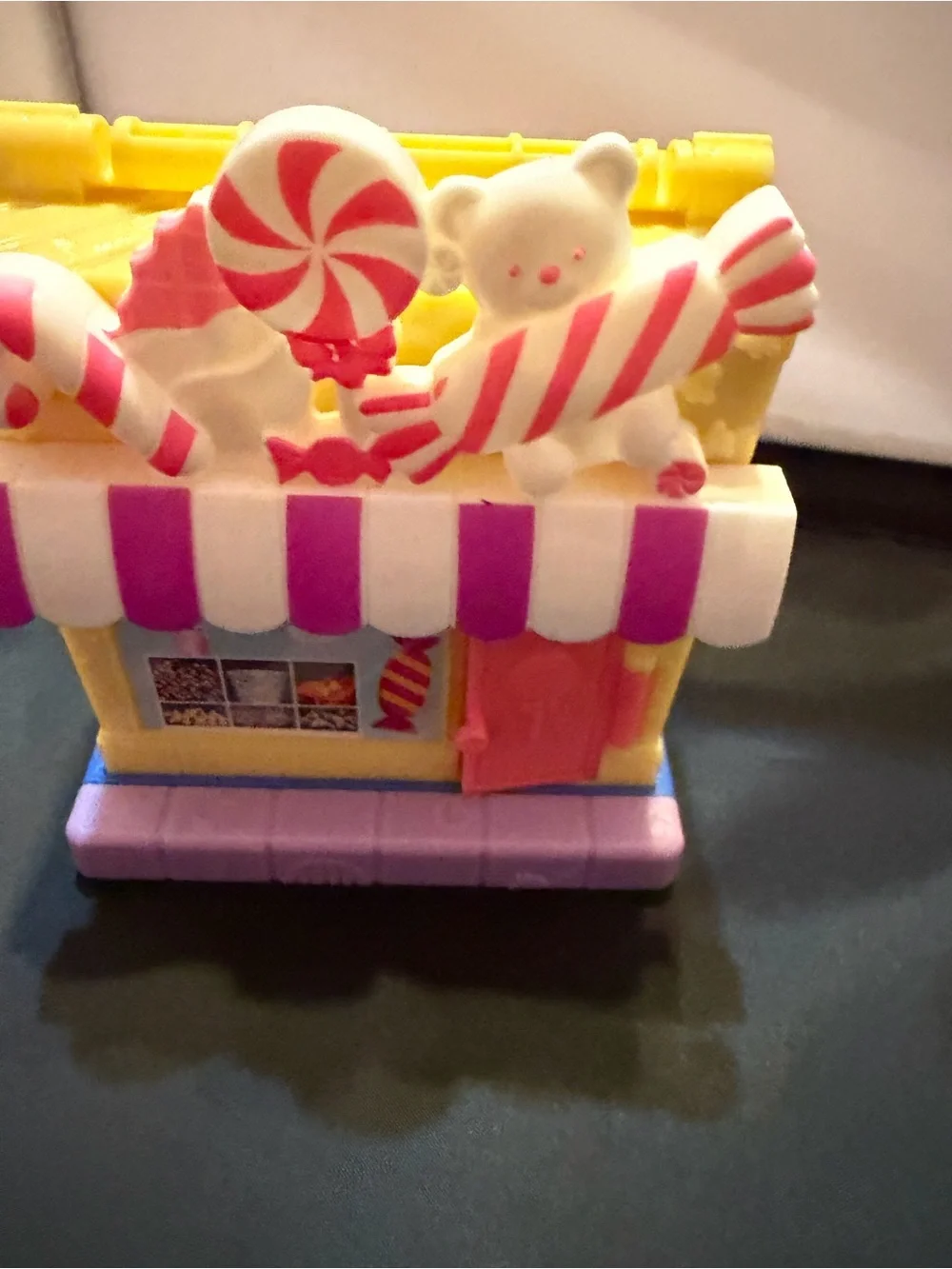 Polly Pocket Pollyville Candy Shop‎ Playset w/ 2 Dolls Accessories Cash
